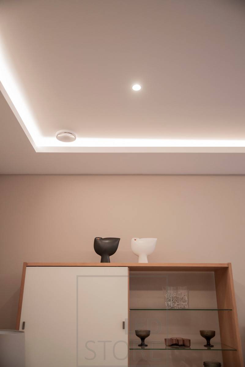 V obývacím pokoji kulaté bodové osvětlení jako stropní svítidla a nepřímé náladové světlo v podobě pásku LED ve sponu pro stropní svítidla. Ledstore.fi